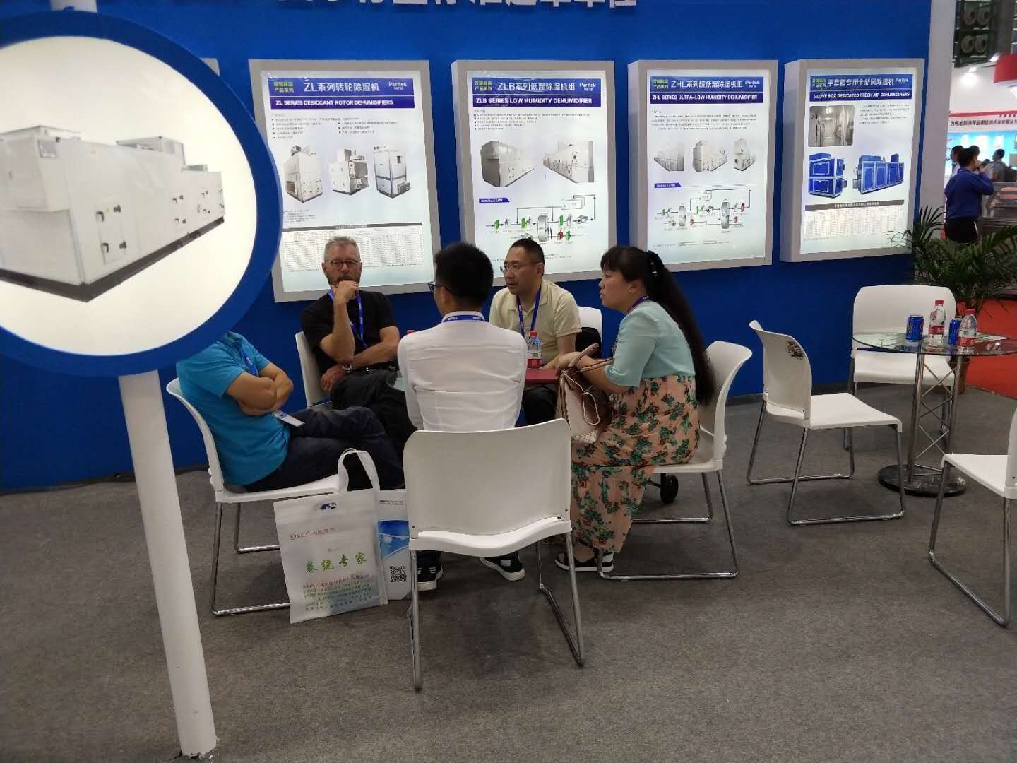 普瑞泰員工與客戶交談 普瑞泰員工與客戶交談